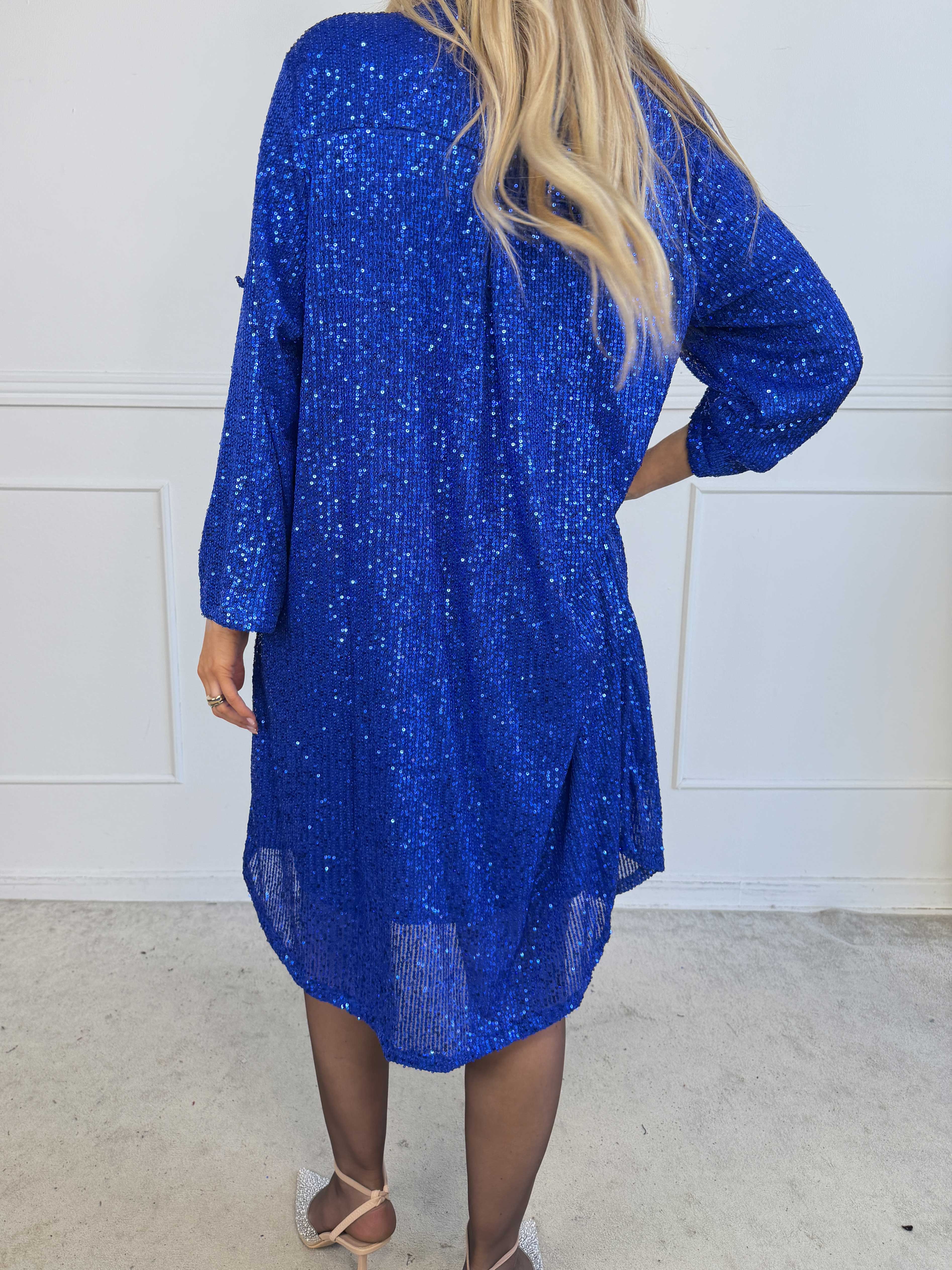 Ebba Glitter - Paljettklänning i plus size med knappar vid urringningen som ger en elegant look